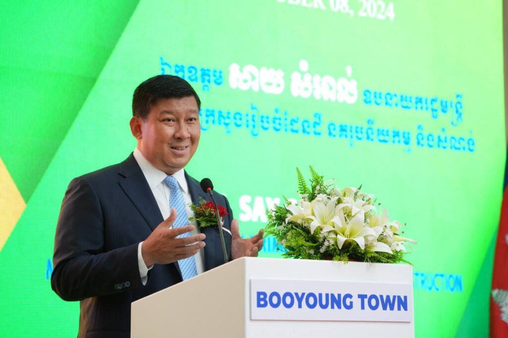 The leadership of the Ministry of Land Management, Urban Planning and Construction congratulated and appreciated the Buyong Company for actively participating in the development of the construction and real estate sectors in Cambodia.