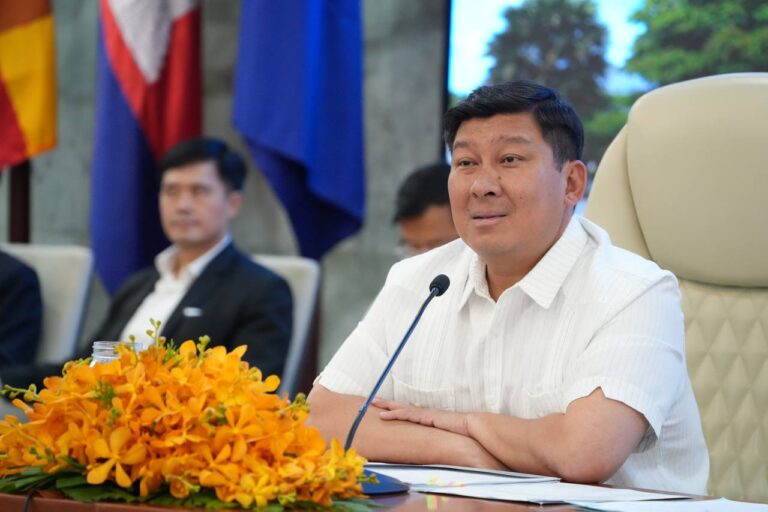 Conversation with residents living in the former Angkor Meanchey Hotel building