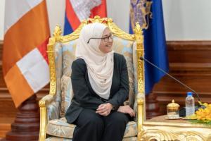 His Excellency Deputy Prime Minister Say Samal met with Ms. Suzaina Kadir, Director of the Lee Kuan Yew School of Public Policy.