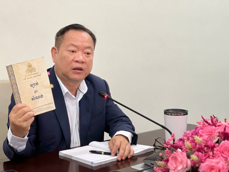 His Excellency Secretary of State Lao Tipsaih invited to lead a meeting to review technical issues of steel structure construction at a site.