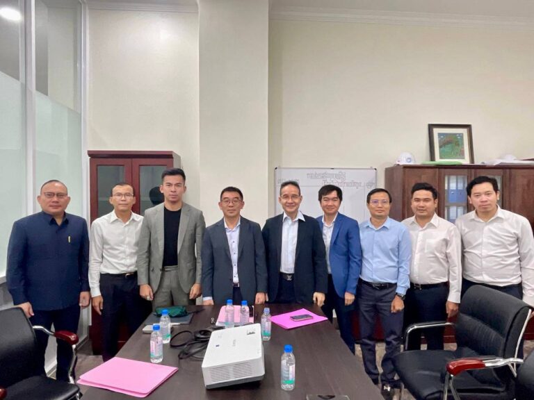 His Excellency Khaw Soviet, Advisor to the Ministry of Land Management, Urban Planning and Construction, led a meeting to mediate and end the dispute between two companies over the construction of Samdech Techo Boulevard (60 meters).