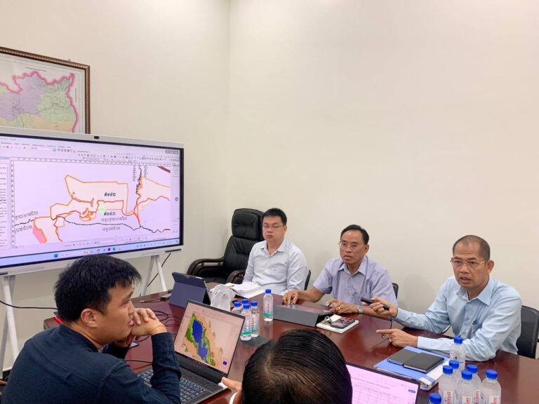 His Excellency Secretary of State Lor Davut invites to lead a meeting to review and verify the map data of the Tonle Sap Lake area