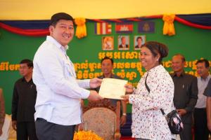 The Royal Government handed over property ownership certificates to 323 families in Boeung Kantran village, Sla commune, Samrong district, Takeo province on the afternoon of January 29, 2024