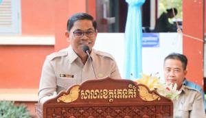 The ceremony to distribute certificates of ownership of real estate is located in Thma Da Village, Boeung Kanseng Sangkat, Ban Lung City, Ratanakiri Province.