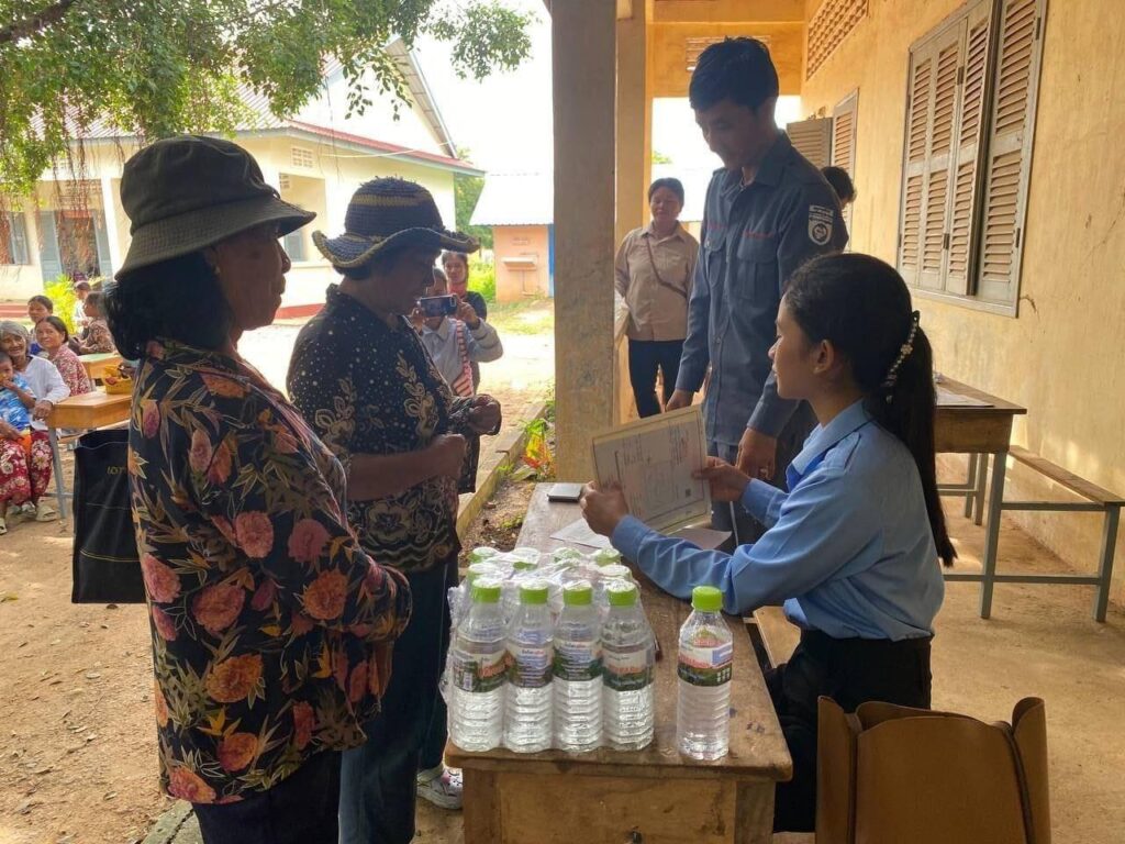 Ceremony to distribute 814 real estate ownership certificates to landowners in Battambang province