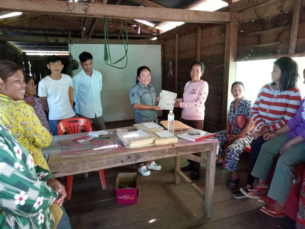 Distributing 1,015 certificates of ownership of real estate in Sre Em North Village, Sre Em Commune, Choam Ksan District, Preah Vihear Province