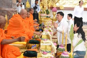 Prepare to recite the precepts of the Buddha during the Khmer traditional alms-giving and Pchum Ben ceremonies