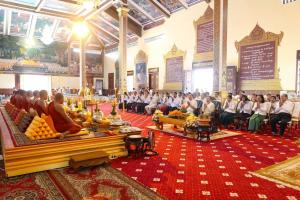 Counting bowls, offering offerings, and religious objects to monks