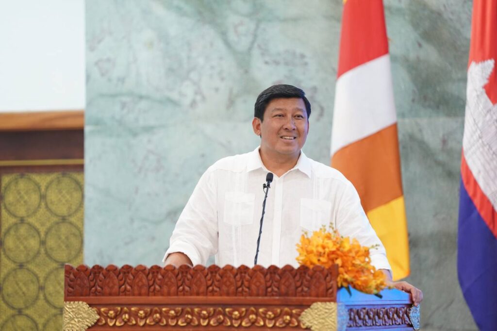 Advise students who have won scholarships to study abroad to work hard to study, gain knowledge from abroad, and return to develop the national society for a stronger future for the country.