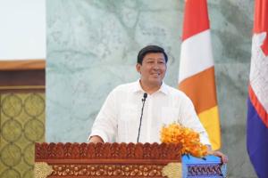 Advise students who have won scholarships to study abroad to work hard to study, gain knowledge from abroad, and return to develop the national society for a stronger future for the country.