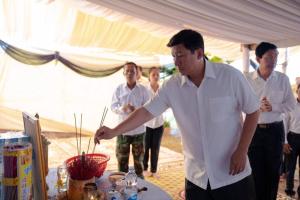 A delegation from the Ministry of Land Management, Urban Planning and Construction invites you to express your condolences to the family of the deceased soldier, Lieutenant Colonel Chan Rattha, who was killed in a battle with the Thai armed forces.