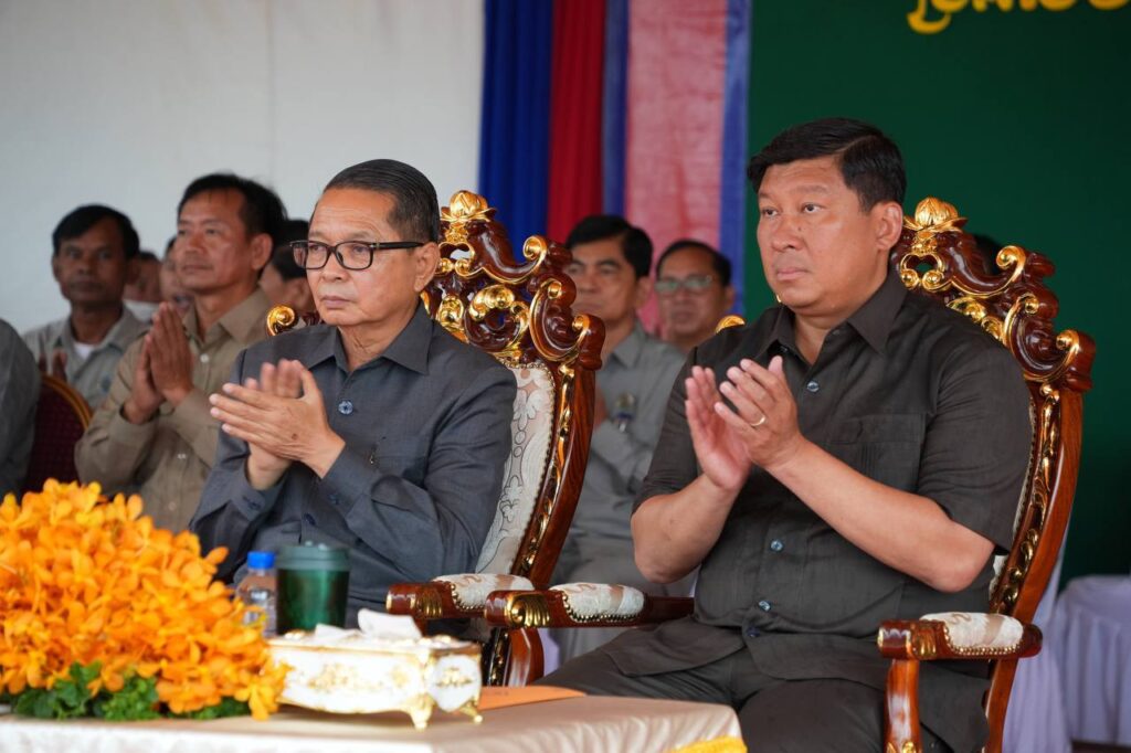Distribute 3,666 land ownership certificates to residents in Kampong Chhnang city, Paribo district, Cholkiri district, and Teuk Phos district, Kampong Chhnang province