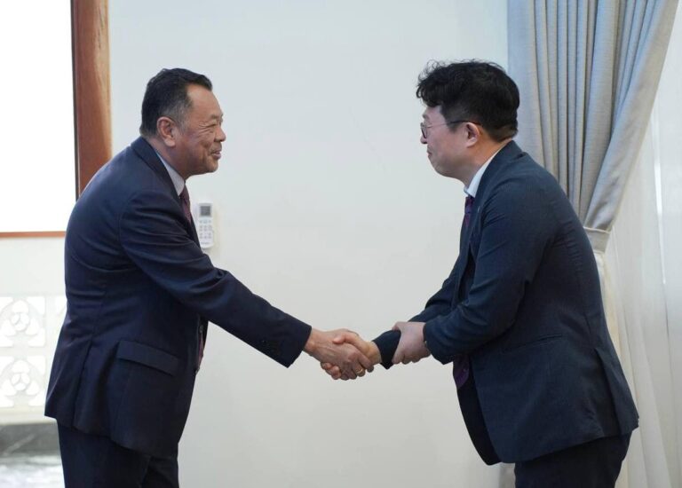 His Excellency Permanent Secretary of State Tekret Samchar invited to meet and discuss with Mr. SUNG Sang Whan, Director of Overseas Asset Recovery of KDIC, on resolving issues related to investment in the Cam Ko City development project.