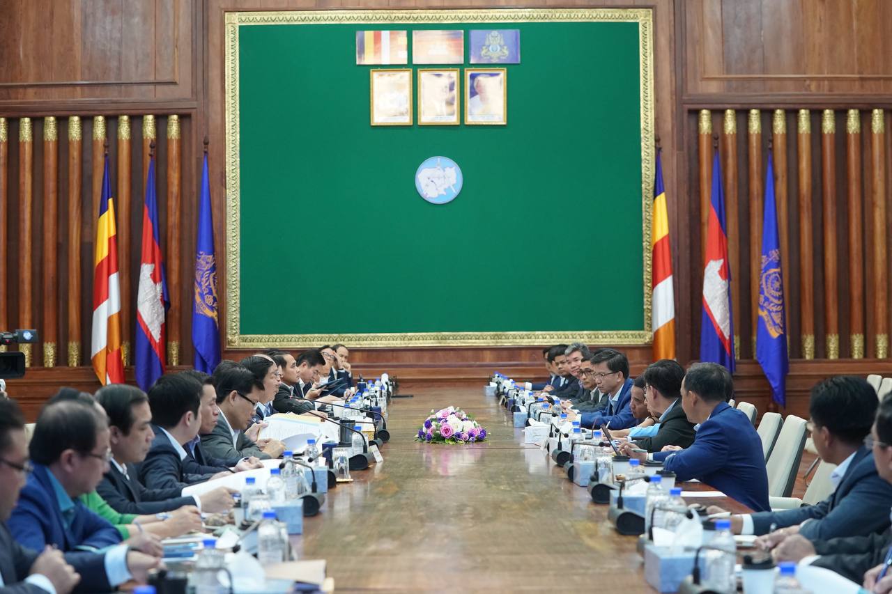 The Ministry of Land Management, Urban Planning and Construction continued to meet and discuss work with the Ministry of Culture and Fine Arts, the Apsara National Authority, and relevant authorities.