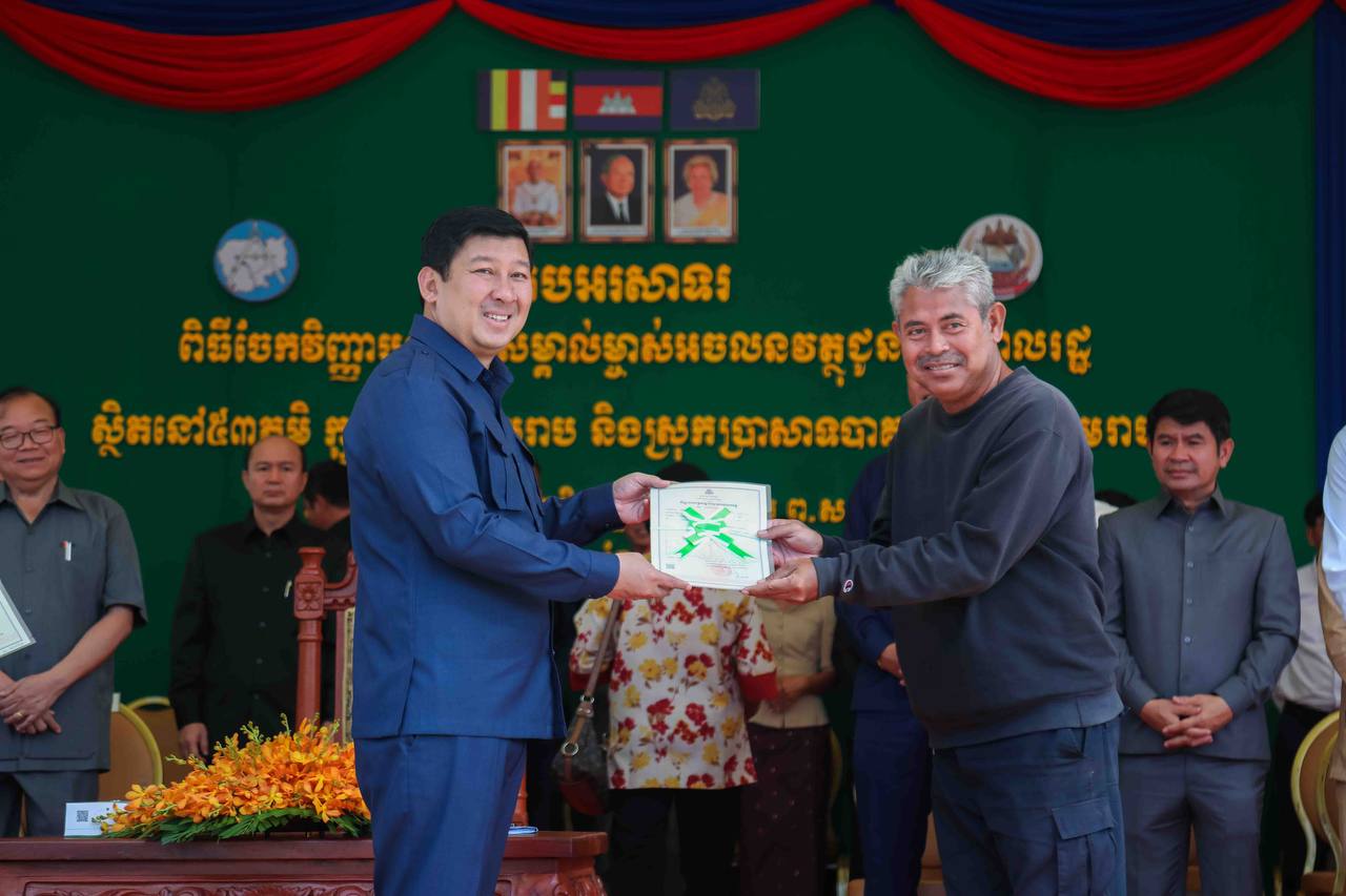 Residents with land removed from the list of historical sites in Siem Reap city and Prasat Bakong district, Siem Reap province, have received certificates of ownership from the Royal Government of Cambodia.