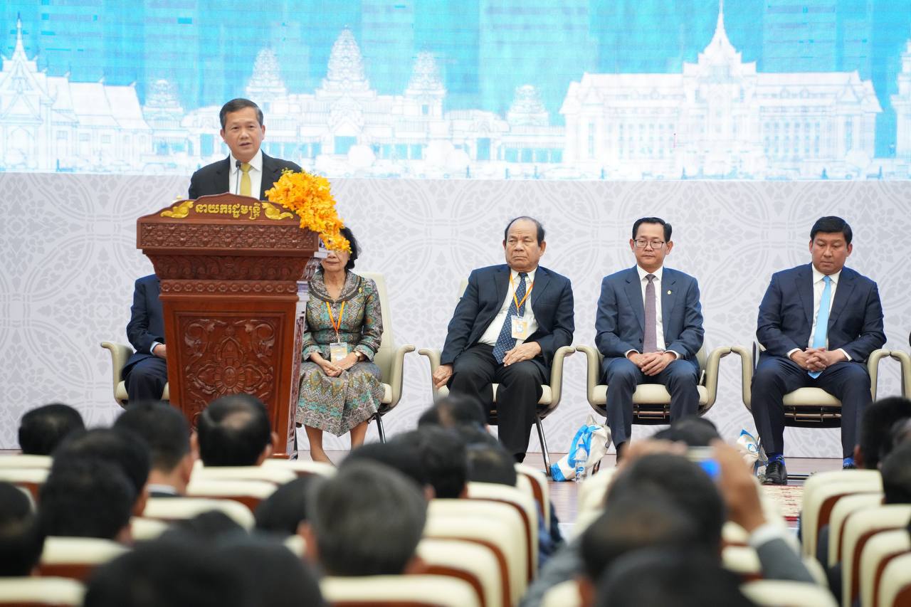 His Excellency Hun Sen, Prime Minister of the Kingdom of Cambodia, praised the leadership and civil servants at all levels of the Ministry of Land Management, Urban Planning and Construction.