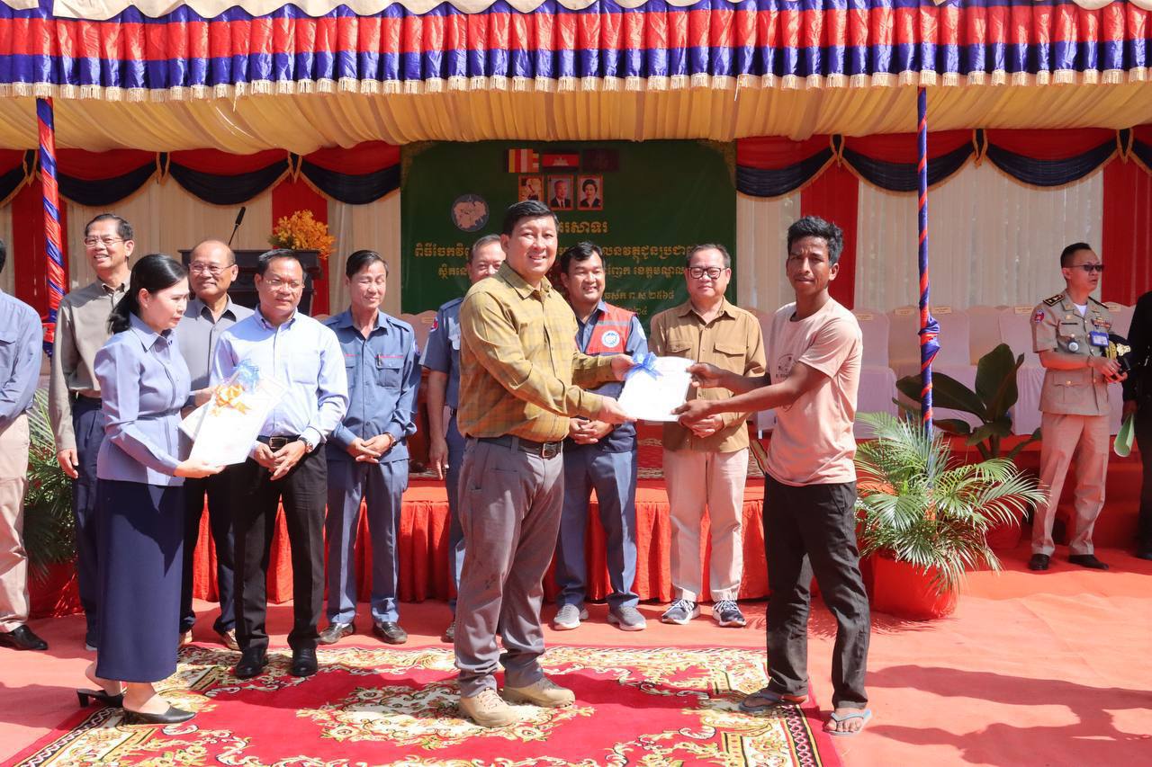His Excellency Deputy Prime Minister Say Samal personally came to thank the parents and brothers in Koh Nhek district who participated in the land registration work to obtain legal security in legal ownership.