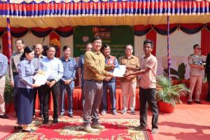 His Excellency Deputy Prime Minister Say Samal personally came to thank the parents and brothers in Koh Nhek district who participated in the land registration work to obtain legal security in legal ownership.