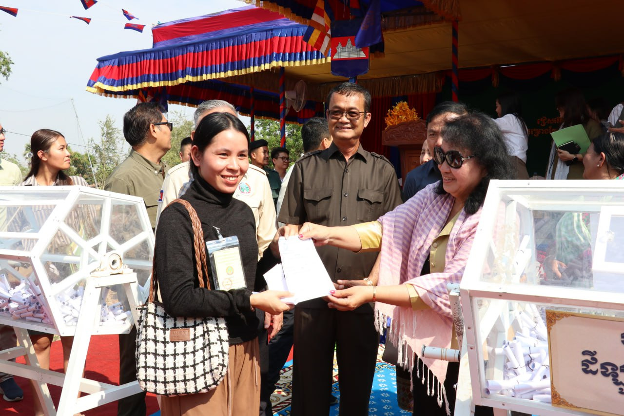 Government Grants Social Land Concessions to 421 Families in Battambang